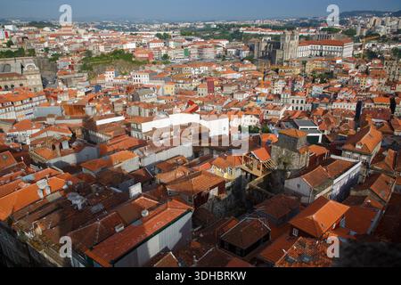 Die gotische Kirche der SE-Kathedrale und die typisch portugiesischen Gebäude von Porto und Vila Nova de Gaia, Portugal Stockfoto