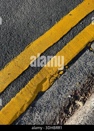 Doppelte gelbe Linien Stockfoto