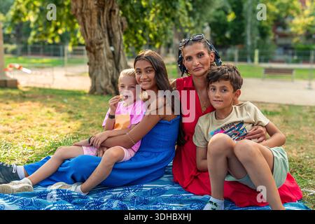 Glückliche Familie, die ein entspannendes Picknick im Park genießt Stockfoto