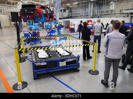 Zwickau, Deutschland. Januar 2026. Eine gebrauchte Hochvoltbatterie aus einem demontierten VW ID.3 liegt bei der Präsentation der Recyclingstrategie im VW-Werk. Ab 2030 plant der Automobilhersteller Volkswagen, am Standort Zwickau jährlich bis zu 15.000 Fahrzeuge zu demontieren und zu überholen. Dazu wird Volkswagen Berichten zufolge bis zu 90 Millionen Euro investieren und 1.000 Arbeitsplätze sichern. Das Land Sachsen finanziert das Projekt mit rund 10,8 Millionen Euro. Quelle: Jan Woitas/dpa/Alamy Live News Stockfoto