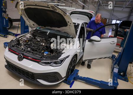 Zwickau, Deutschland. Januar 2026. Ein Mitarbeiter von VW Zwickau demontiert eine Tür aus einem gebrauchten Golf GTI. Ab 2030 plant der Automobilhersteller Volkswagen, am Standort Zwickau jährlich bis zu 15.000 Fahrzeuge zu demontieren und zu überholen. Volkswagen wird Berichten zufolge bis zu 90 Millionen Euro investieren und 1.000 Arbeitsplätze sichern. Das Land Sachsen finanziert das Projekt mit rund 10,8 Millionen Euro. Quelle: Jan Woitas/dpa/Alamy Live News Stockfoto