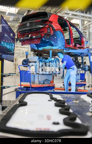 Zwickau, Deutschland. Januar 2026. Eine gebrauchte Hochvoltbatterie aus einem demontierten VW ID.3 liegt bei der Präsentation der Recyclingstrategie im VW-Werk. Ab 2030 plant der Automobilhersteller Volkswagen, am Standort Zwickau jährlich bis zu 15.000 Fahrzeuge zu demontieren und zu überholen. Dazu wird Volkswagen Berichten zufolge bis zu 90 Millionen Euro investieren und 1.000 Arbeitsplätze sichern. Das Land Sachsen finanziert das Projekt mit rund 10,8 Millionen Euro. Quelle: Jan Woitas/dpa/Alamy Live News Stockfoto