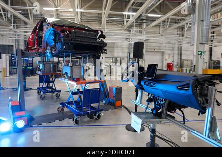 Zwickau, Deutschland. Januar 2026. Das gebrauchte Cockpit eines demontierten VW ID.3 wird bei der Präsentation der Recyclingstrategie im VW-Werk vorgestellt. Ab 2030 plant der Automobilhersteller Volkswagen, am Standort Zwickau jährlich bis zu 15.000 Fahrzeuge zu demontieren und zu überholen. Dazu wird Volkswagen Berichten zufolge bis zu 90 Millionen Euro investieren und 1.000 Arbeitsplätze sichern. Das Land Sachsen finanziert das Projekt mit rund 10,8 Millionen Euro. Quelle: Jan Woitas/dpa/Alamy Live News Stockfoto