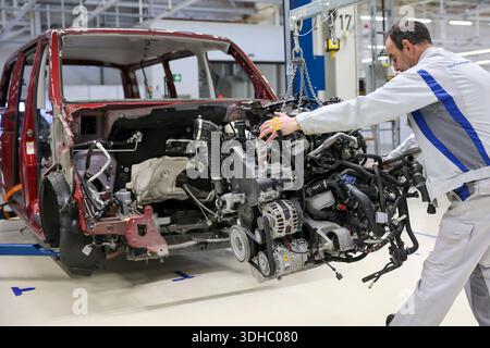 Zwickau, Deutschland. Januar 2026. Ein Mitarbeiter von VW Zwickau demontiert einen Dieselmotor aus einem gebrauchten T6. Ab 2030 plant der Automobilhersteller Volkswagen, am Standort Zwickau jährlich bis zu 15.000 Fahrzeuge zu demontieren und zu überholen. Volkswagen wird Berichten zufolge bis zu 90 Millionen Euro investieren und 1.000 Arbeitsplätze sichern. Das Land Sachsen finanziert das Projekt mit rund 10,8 Millionen Euro. Quelle: Jan Woitas/dpa/Alamy Live News Stockfoto