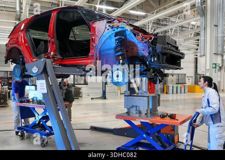 Zwickau, Deutschland. Januar 2026. Bei der Präsentation der Recyclingstrategie im VW-Werk demontieren VW-Mitarbeiter eine VW ID.3. Ab 2030 plant der Automobilhersteller Volkswagen, am Standort Zwickau jährlich bis zu 15.000 Fahrzeuge zu demontieren und zu überholen. Dazu wird Volkswagen Berichten zufolge bis zu 90 Millionen Euro investieren und 1.000 Arbeitsplätze sichern. Das Land Sachsen finanziert das Projekt mit rund 10,8 Millionen Euro. Quelle: Jan Woitas/dpa/Alamy Live News Stockfoto