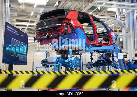Zwickau, Deutschland. Januar 2026. Bei der Präsentation der Recyclingstrategie im VW-Werk steht ein demontierter VW ID.3. Ab 2030 plant der Automobilhersteller Volkswagen, am Standort Zwickau jährlich bis zu 15.000 Fahrzeuge zu demontieren und zu überholen. Dazu wird Volkswagen Berichten zufolge bis zu 90 Millionen Euro investieren und 1.000 Arbeitsplätze sichern. Das Land Sachsen finanziert das Projekt mit rund 10,8 Millionen Euro. Quelle: Jan Woitas/dpa/Alamy Live News Stockfoto