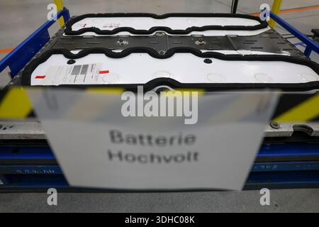 Zwickau, Deutschland. Januar 2026. Eine gebrauchte Hochvoltbatterie aus einem demontierten VW ID.3 liegt bei der Präsentation der Recyclingstrategie im VW-Werk. Ab 2030 plant der Automobilhersteller Volkswagen, am Standort Zwickau jährlich bis zu 15.000 Fahrzeuge zu demontieren und zu überholen. Dazu wird Volkswagen Berichten zufolge bis zu 90 Millionen Euro investieren und 1.000 Arbeitsplätze sichern. Das Land Sachsen finanziert das Projekt mit rund 10,8 Millionen Euro. Quelle: Jan Woitas/dpa/Alamy Live News Stockfoto
