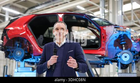 Zwickau, Deutschland. Januar 2026. Andreas Walingen, Leiter Strategie der Volkswagen AG, spricht vor einem demontierten VW ID.3. Ab 2030 plant der Automobilhersteller Volkswagen, am Standort Zwickau jährlich bis zu 15.000 Fahrzeuge zu demontieren und zu überholen. Volkswagen wird Berichten zufolge bis zu 90 Millionen Euro investieren und 1.000 Arbeitsplätze sichern. Das Land Sachsen finanziert das Projekt mit rund 10,8 Millionen Euro. Quelle: Jan Woitas/dpa/Alamy Live News Stockfoto