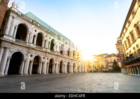 Sonnenuntergang hinter der leeren Piazza dei Signori und der Basilika Palladiana, bei Andrea Palladio, im Zentrum von Vicenza, Italien Stockfoto