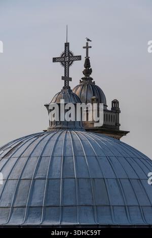 Kreuze und Kuppeln der griechisch-orthodoxen Kirche Hagia Triada in Istanbul, Türkei Stockfoto