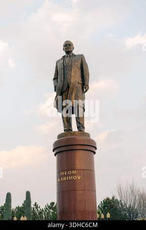 Samarkand, Usbekistan - 21. Januar 2024: Blick auf das Islom Karimov-Denkmal in der Nähe des Registan-Platzes. Hochwertige Fotos Stockfoto