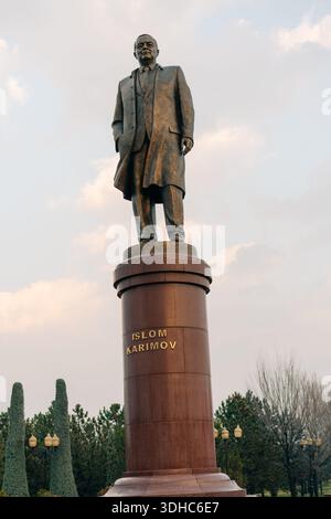 Samarkand, Usbekistan - 21. Januar 2024: Blick auf das Islom Karimov-Denkmal in der Nähe des Registan-Platzes. Hochwertige Fotos Stockfoto