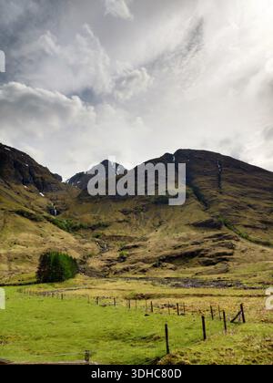 Majestätische schottische Highlands mit Rolling Green Hills und dramatischen Wolken Stockfoto