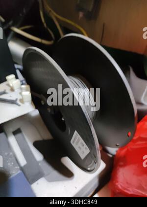 Spulen von 3D-Druckfilamenten in einer Druckereinrichtung Stockfoto