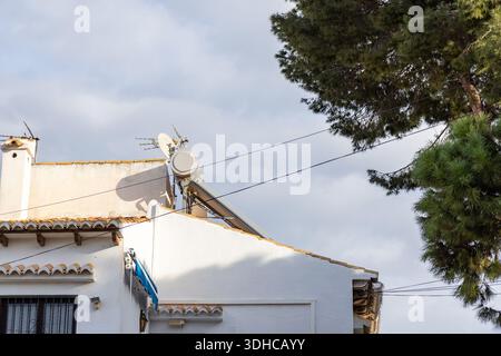 Eine Dachterrasse für Wohnzwecke, ausgestattet mit einem solarbetriebenen Warmwasserbereiter mit nachhaltiger Haustechnik, die Sonnenlicht für energieeffizientes Wasser nutzt Stockfoto