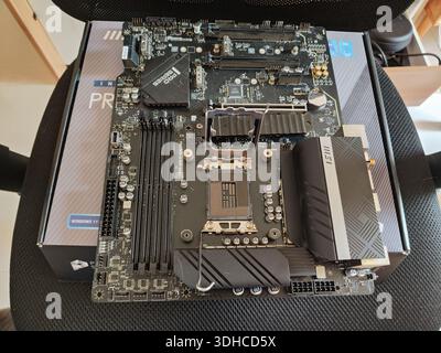 Ansicht von oben nach unten eines PC-Mainboards mit CPU-Sockel und RAM-Steckplätzen, die sich in der Verpackung befinden Stockfoto