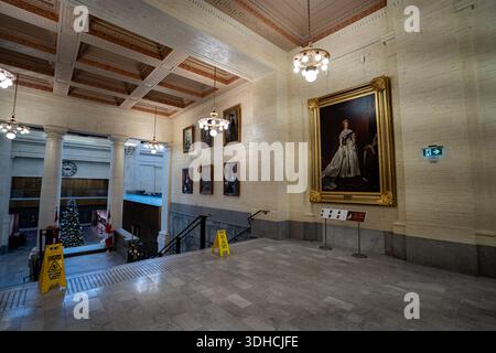 Blick auf die historische Porträtgalerie im Senate of Canada Building. Ottawa, Kanada - 15. Dezember 2025. Stockfoto
