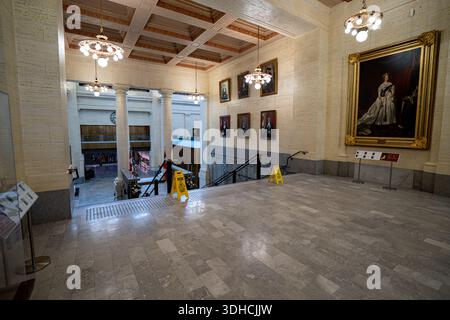 Blick auf die historische Porträtgalerie im Senate of Canada Building. Ottawa, Kanada - 15. Dezember 2025. Stockfoto