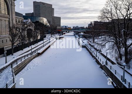 Blick auf den historischen Rideau Canal, der im Winter mit Schnee bedeckt ist. Ottawa, Kanada - 15. Dezember 2025. Stockfoto