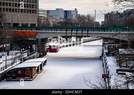 Blick auf den historischen Rideau Canal, der im Winter mit Schnee bedeckt ist. Ottawa, Kanada - 15. Dezember 2025. Stockfoto