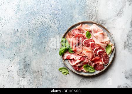 Vorspeisen mit verschiedenen Antipasti, Wurstwaren, Snacks und Rotwein. Wurst, Schinken, Tapas, Oliven und Cracker für Buffet-Party. Draufsicht, flach liegend Stockfoto