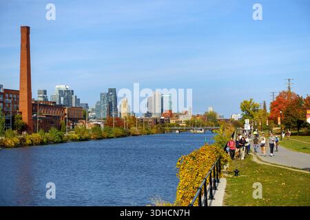 Kanada, Provinz Québec, Montreal, Herbstfarben, der Lachine Canal und sein Radweg Stockfoto