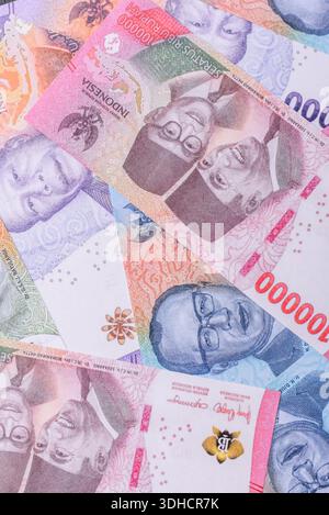 Rupiah-Geld, indonesische Banknoten zum an- und Verkauf von Waren und zum Umtausch in andere Währungen. Hintergrund in Form von indonesischem Geld Stockfoto