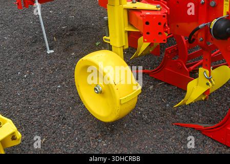 Metallteile und mechanische Bauteile von professionellen landwirtschaftlichen Werkzeugen Stockfoto