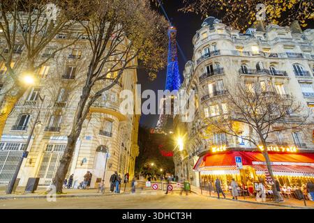 Frankreich, Paris, der Eiffelturm in Blau, weiß und Rot, von der Rue Octave Greard aus gesehen (© SETE-Illuminations Pierre Bideau) Stockfoto