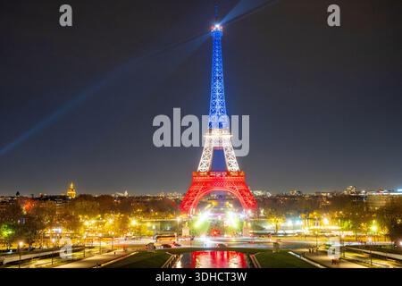 Frankreich, Paris, der Eiffelturm in Blau, weiß und Rot von den Trocadero-Gärten aus gesehen (© SETE-Illuminations Pierre Bideau) Stockfoto