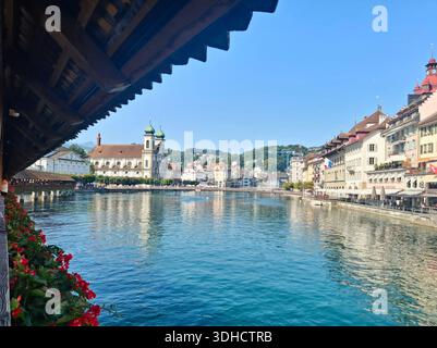 Historische Gebäude am Ufer der Reuss in Luzern, Schweiz Stockfoto