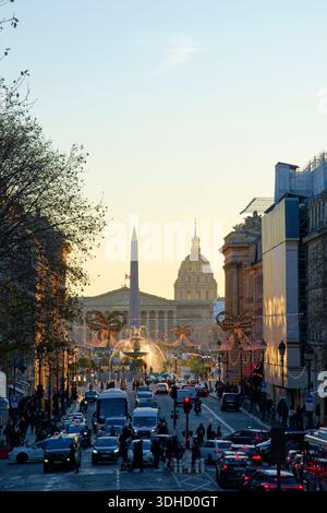 Frankreich, Paris, von der UNESCO zum Weltkulturerbe erklärt, Rue Royale Straße und im Hintergrund Place de la Concorde mit dem Obelisken Stockfoto