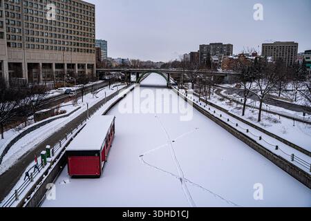 Blick auf den gefrorenen Rideau Canal im Winter in Ottawa City. Stockfoto