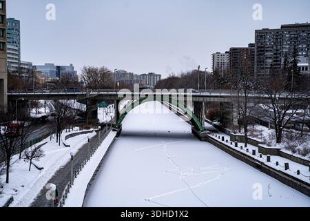 Blick auf den gefrorenen Rideau Canal im Winter in Ottawa City. Stockfoto