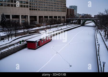 Blick auf den gefrorenen Rideau Canal im Winter in Ottawa City. Stockfoto