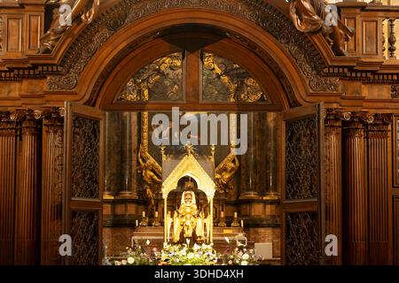 Frankreich, Var, Saint Maximin la Sainte Baume, fest der Heiligen Maria Magdalena, Sonntag, 27. Der Passionsaltar mit dem goldenen Relikt der Maria Magdalena wird während des Festes ausnahmsweise ausgestellt dieses Relikt macht den Heiligen Maximin zum drittwichtigsten heiligen Grab des Christentums Stockfoto