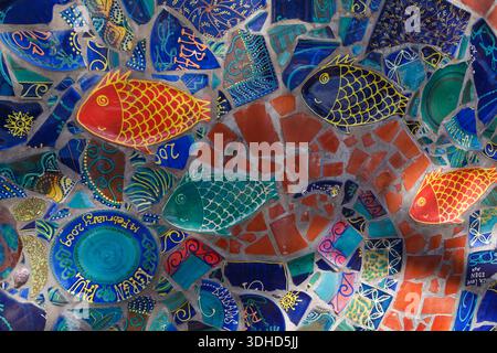 Lebendige Keramikmalerei mit Mosaikfischen entlang der Blakey-Mauer an der Promenade von Hastings Rock, Bridgetown Barbados, Karibikinseln Stockfoto
