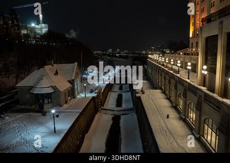 Nächtlicher Blick auf den Rideau Canal im Winter in Ottawa. Ottawa, Kanada - 15. Dezember 2025. Stockfoto