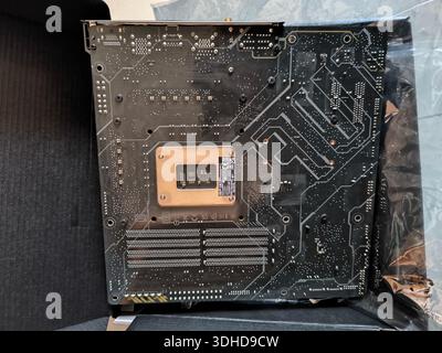 Ansicht von oben nach unten eines PC-Mainboards mit CPU-Sockel und RAM-Steckplätzen Stockfoto