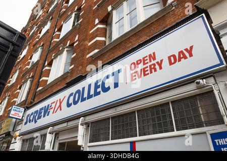 Screwfix Collect Store Front in Urban London Street Setting. London, UK, 6. April 2024 Stockfoto