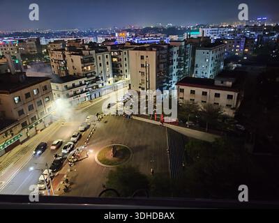 Nächtlicher Blick auf urbane Straßen und Gebäude von einem hohen Aussichtspunkt aus Stockfoto