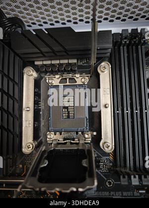 Draufsicht des CPU-Sockels auf einer Hauptplatine mit Kühlhalterungen und RAM-Steckplätzen Stockfoto