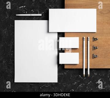Leeres Büropapier-Set und Holzbrett. Vorlage für Branding-Design. Branding-Mock-Up. Flache Lagen. Stockfoto