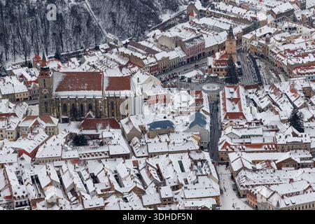 Brasov, Siebenbürgen. Rumänien. Panoramablick auf die Altstadt und den Ratsplatz in der Winterzeit, Stadtbild der Stadt Brasov, Siebenbürgen lan Stockfoto