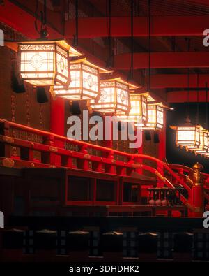 Kyoto, Japan - 18. Januar 2026: Blick auf leuchtende Laternen, die ein warmes Licht auf die lebendige rot lackierte Holzarchitektur von Fushimi Inari-taisha s werfen Stockfoto