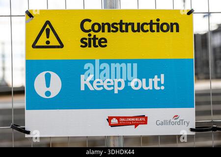 Halten Sie das Schild auf der Baustelle fern Stockfoto