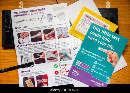 UK -Schottland - Gebrauchsanweisung des Darmscreening-Testkits Stockfoto