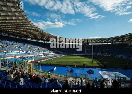 Im Stadio Olimpico in Rom versammeln sich Menschenmassen, bevor ein Six Nations Rugby-Spiel zwischen England und Italien stattfindet und die Atmosphäre vor dem Start zeigt. Stockfoto