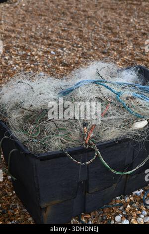Behälter mit Fischernetzen und Seilen Stockfoto