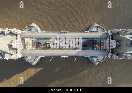 Luftaufnahme von der Tower Bridge in London, die die berühmte Überquerung der Themse aus einer geraden Perspektive zeigt. Stockfoto